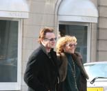 Alors qu'il est en promo Liam Neeson profite du beau temps pour se promener avec sa femme Natasha Richardson à Paris