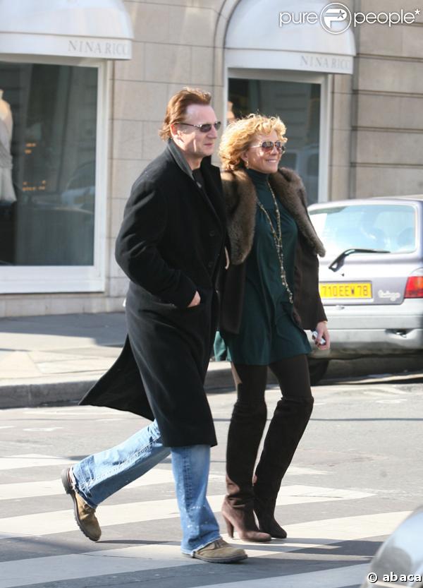 Alors qu'il est en promo Liam Neeson profite du beau temps pour se promener avec sa femme Natasha Richardson à Paris