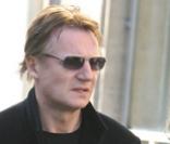 Alors qu'il est en promo Liam Neeson profite du beau temps pour se promener avec sa femme Natasha Richardson à Paris
