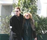 Alors qu'il est en promo Liam Neeson profite du beau temps pour se promener avec sa femme Natasha Richardson à Paris