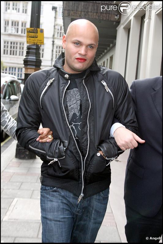 Stephen Belafonte - maquillé - et Mel B sortent de leur hôtel de Londres le 18 octobre 2009