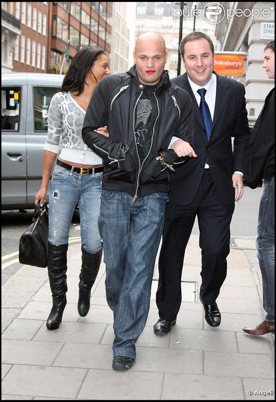 Stephen Belafonte - maquillé - et Mel B sortent de leur hôtel de Londres le 18 octobre 2009