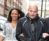 Stephen Belafonte - maquillé - et Mel B sortent de leur hôtel de Londres le 18 octobre 2009