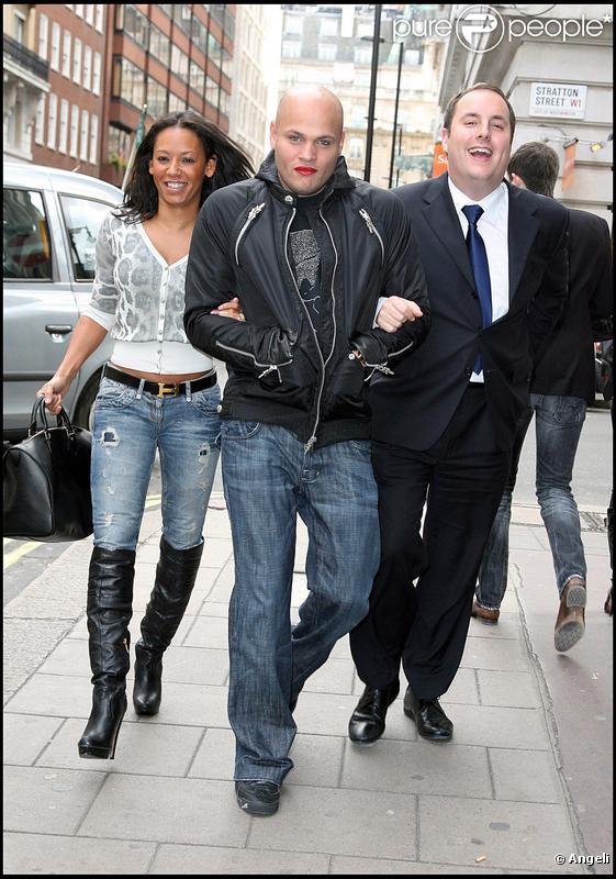 Stephen Belafonte - maquillé - et Mel B sortent de leur hôtel de Londres le 18 octobre 2009