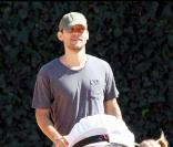 Tobey Maguire avec sa femme Jennifer Meyer et leurs petits Ruby et Otis au pays des citrouilles, le 24 octobre 2009