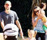 Tobey Maguire avec sa femme Jennifer Meyer et leurs petits Ruby et Otis au pays des citrouilles, le 24 octobre 2009