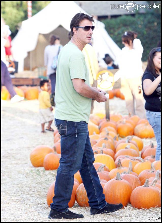 Chris Noth, sa compagne Tara Wilson et leur fils Orion chez Mr Bones Pumpkin Patch le 25 octbore 20009 à Los Angeles.