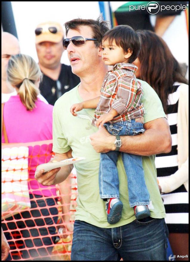 Chris Noth, sa compagne Tara Wilson et leur fils Orion chez Mr Bones Pumpkin Patch le 25 octbore 20009 à Los Angeles.