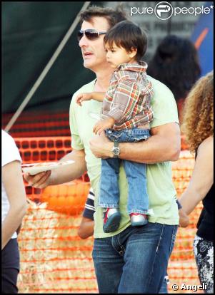 Chris Noth, sa compagne Tara Wilson et leur fils Orion chez Mr Bones Pumpkin Patch le 25 octbore 20009 à Los Angeles.