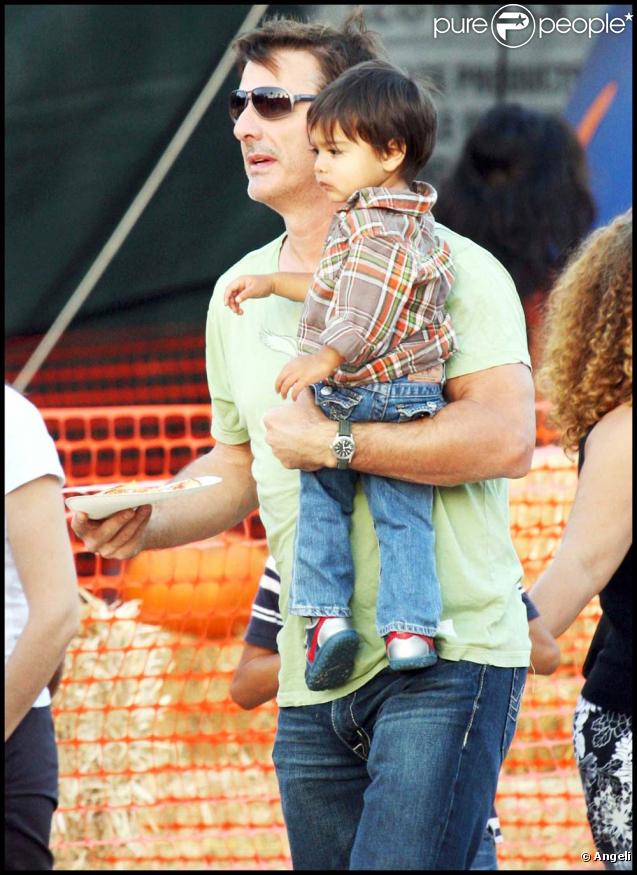 Chris Noth, sa compagne Tara Wilson et leur fils Orion chez Mr Bones Pumpkin Patch le 25 octbore 20009 à Los Angeles.