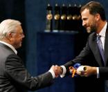 Le prince Felipe récompense David Attenborough  lors de la cérémonie des Asturias Awards à Oviedo le 23 octobre 2009