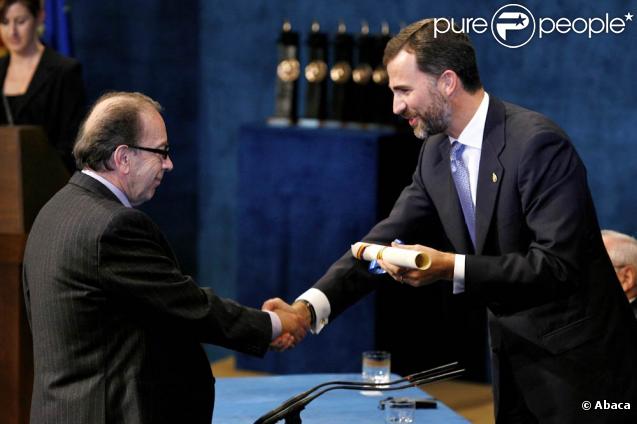 Le prince Felipe d'Espagne récompense Ismail Kadare lors de la cérémonie des Asturias Awards à Oviedo le 23 octobre 2009