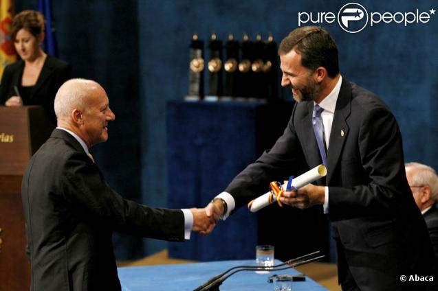 Le prince Felipe récompense Norman Foster lors de la cérémonie des Asturias Awards à Oviedo le 23 octobre 2009
