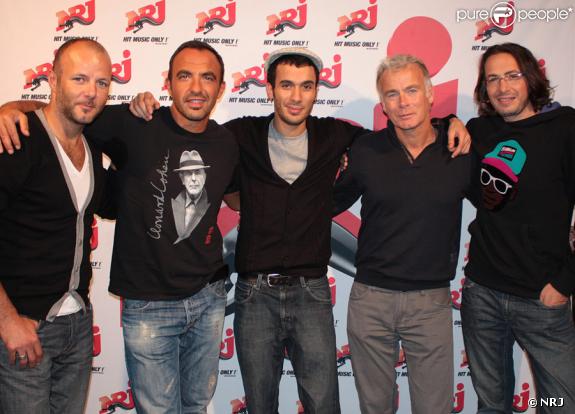 Franck Dubosc et Pierre-François Martin-Laval avec l'équipe du 6/9 de NRJ, NIkos, Mustapha et Florian