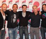 Franck Dubosc et Pierre-François Martin-Laval avec l'équipe du 6/9 de NRJ, NIkos, Mustapha et Florian