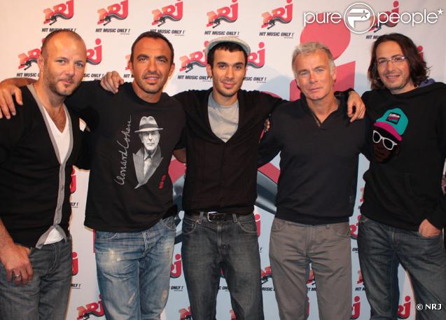 Franck Dubosc et Pierre-François Martin-Laval avec l'équipe du 6/9 de NRJ, NIkos, Mustapha et Florian