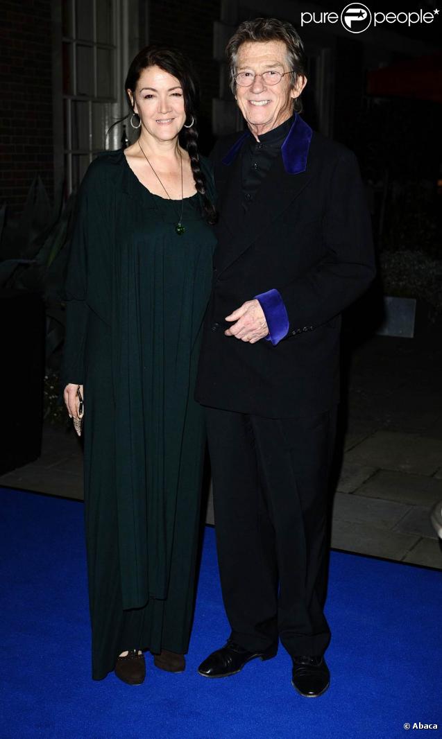 John Hurt et sa femme Anwen Rees Meyers, à l'occasion de la cérémonie de clôture du 53e London Film Festival, à Londres, le 28 octobre 2009 !