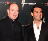 Le prince Albert II et Antoine Chevanne, à l'occasion de l'inauguration du nouveau lounge-bar Black Legend, situé sur le port de Monte Carlo, à Monaco, le 29 octobre 2009.