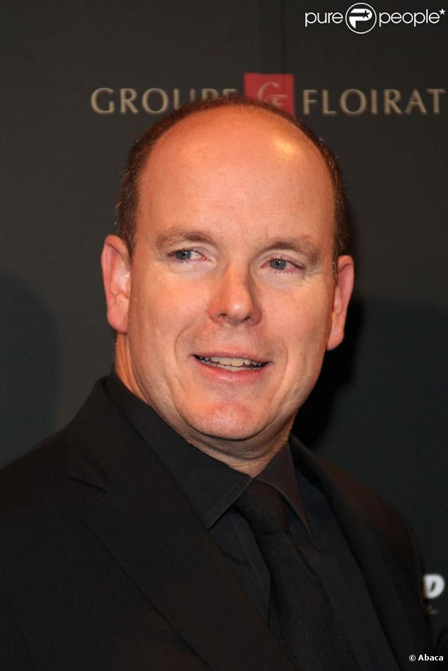 Le prince Albert II, à l'occasion de l'inauguration du nouveau lounge-bar Black Legend, situé sur le port de Monte Carlo, à Monaco, le 29 octobre 2009.