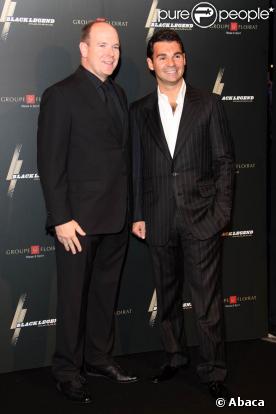 Le prince Albert II et Antoine Chevanne, à l'occasion de l'inauguration du nouveau lounge-bar Black Legend, situé sur le port de Monte Carlo, à Monaco, le 29 octobre 2009.