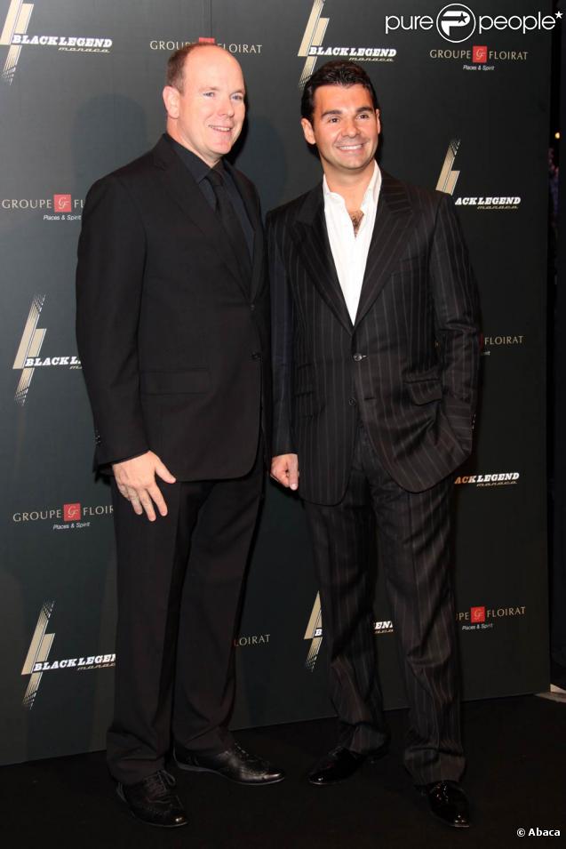 Le prince Albert II et Antoine Chevanne, à l'occasion de l'inauguration du nouveau lounge-bar Black Legend, situé sur le port de Monte Carlo, à Monaco, le 29 octobre 2009.