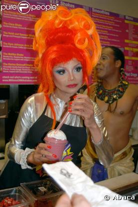 LaToya Jackson vend des milkshakes le 31 octobre à hollywood