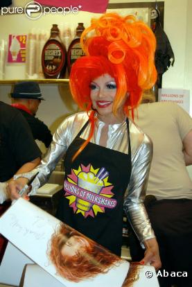 LaToya Jackson vend des milkshakes le 31 octobre à hollywood