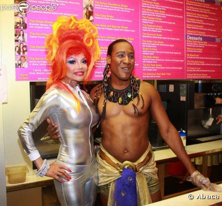 LaToya Jackson vend des milkshakes le 31 octobre à hollywood.