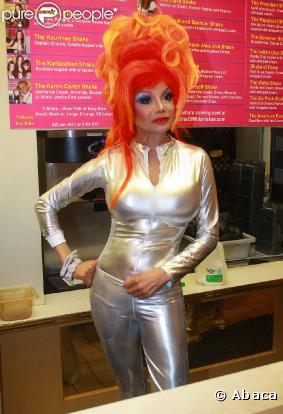 LaToya Jackson vend des milkshakes le 31 octobre à hollywood.