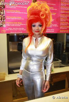 LaToya Jackson vend des milkshakes le 31 octobre à hollywood.