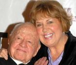 Mickey Rooney est Mr Wonderful 2009, ici avec sa femme Jan, le 1er novembre 2009 !