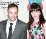 Jonny Lee Miller et Michele Hicks lors de la soirée de gala pour le 10e anniversaire de l'association Only Make Believe à New York le 2 novembre 2009