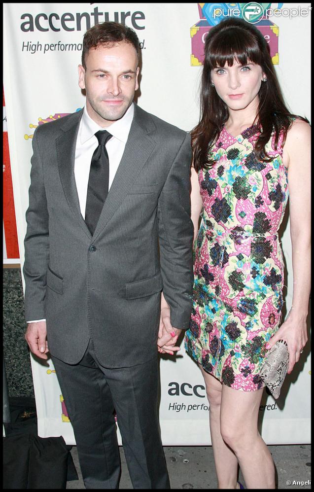 Jonny Lee Miller et Michele Hicks lors de la soirée de gala pour le 10e anniversaire de l'association Only Make Believe à New York le 2 novembre 2009