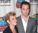 Jude Law et Dena Hammerstein lors de la soirée de gala pour le 10e anniversaire de l'association Only Make Believe à New York le 2 novembre 2009