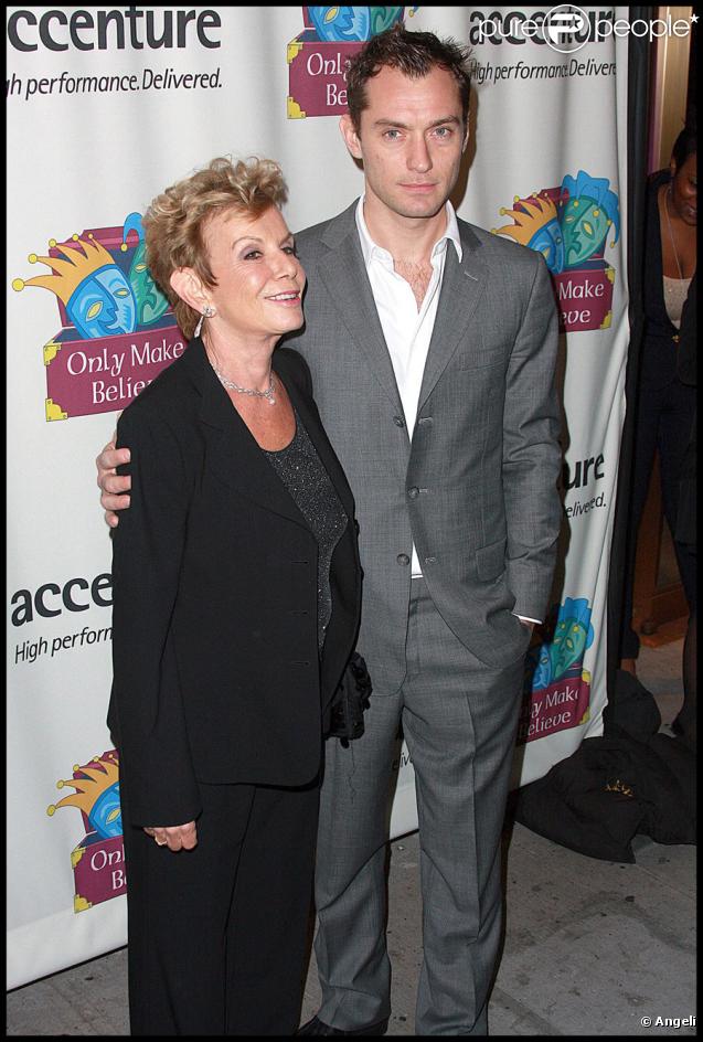 Jude Law et Dena Hammerstein lors de la soirée de gala pour le 10e anniversaire de l'association Only Make Believe à New York le 2 novembre 2009