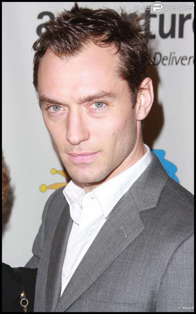 Jude Law lors de la soirée de gala pour le 10e anniversaire de l'association Only Make Believe à New York le 2 novembre 2009