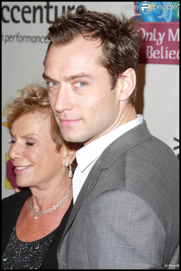 Jude Law et Dena Hammerstein lors de la soirée de gala pour le 10e anniversaire de l'association Only Make Believe à New York le 2 novembre 2009