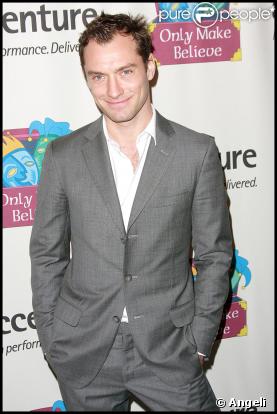Jude Law lors de la soirée de gala pour le 10e anniversaire de l'association Only Make Believe à New York le 2 novembre 2009