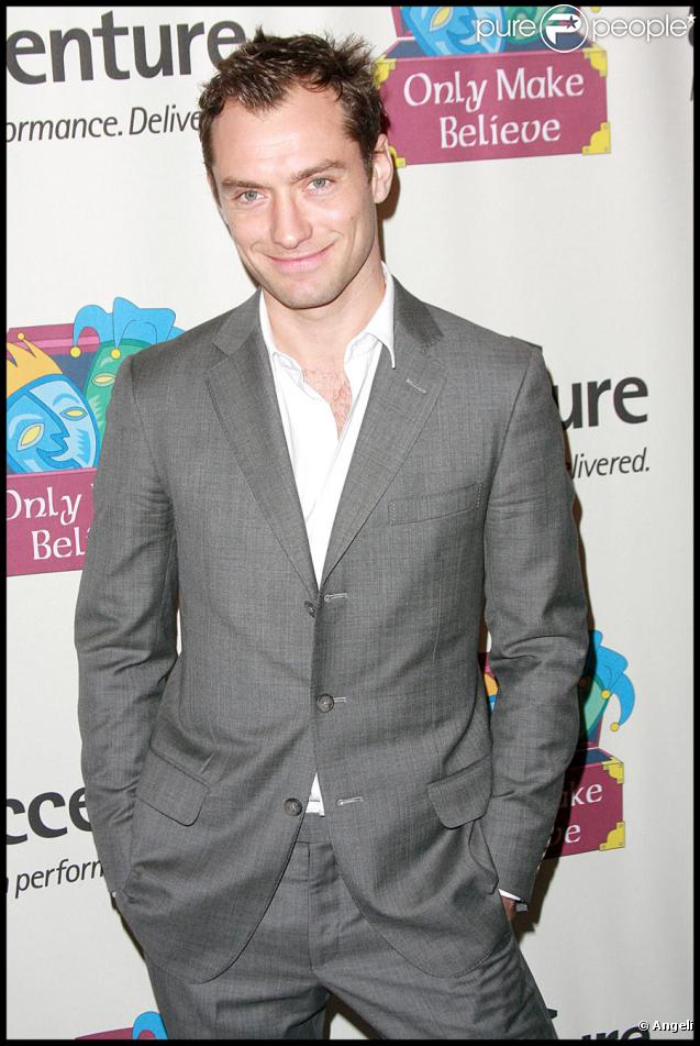 Jude Law lors de la soirée de gala pour le 10e anniversaire de l'association Only Make Believe à New York le 2 novembre 2009