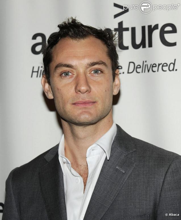 Jude Law lors de la soirée de gala pour le 10e anniversaire de l'association Only Make Believe à New York le 2 novembre 2009