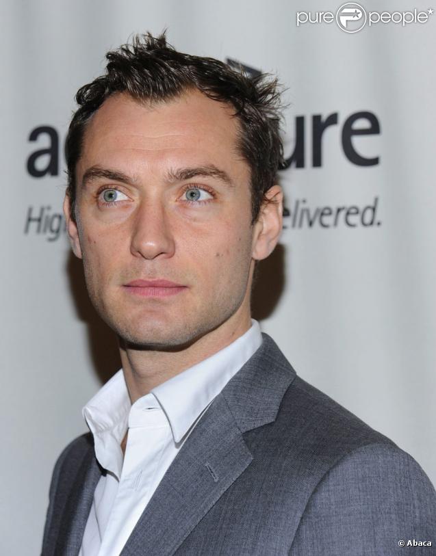 Jude Law lors de la soirée de gala pour le 10e anniversaire de l'association Only Make Believe à New York le 2 novembre 2009