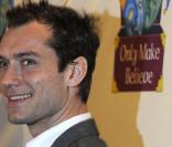 Jude Law lors de la soirée de gala pour le 10e anniversaire de l'association Only Make Believe à New York le 2 novembre 2009