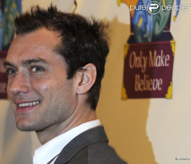 Jude Law lors de la soirée de gala pour le 10e anniversaire de l'association Only Make Believe à New York le 2 novembre 2009