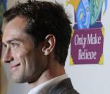Jude Law lors de la soirée de gala pour le 10e anniversaire de l'association Only Make Believe à New York le 2 novembre 2009