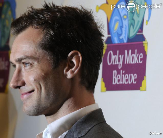 Jude Law lors de la soirée de gala pour le 10e anniversaire de l'association Only Make Believe à New York le 2 novembre 2009
