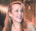Jerry Hall fait une promenade nocturne dans les rues de Londres le 29 octobre 2009