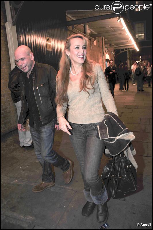 Jerry Hall fait une promenade nocturne dans les rues de Londres le 29 octobre 2009