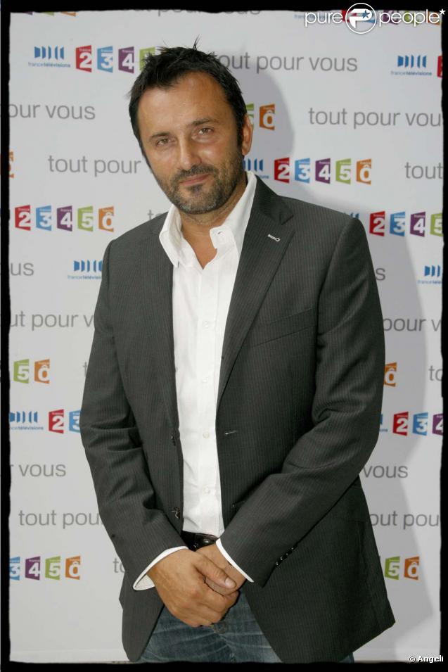 Frédéric Lopez fait chanter Alexia Laroche Joubert sur le plateau de  Panique dans l'oreillette , le 4 novembre 2009 sur France 2 !