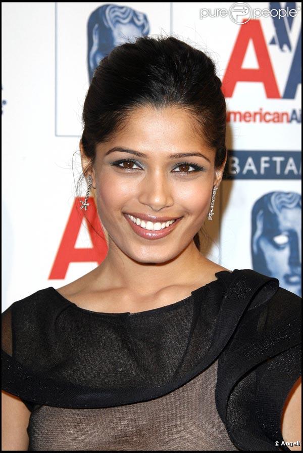 Freida Pinto, à l'occasion des 18e Britannia Awards, dans l'enceinte de l'Hyatt Regency de Century Plaza à Century City, à Los Angeles, le 5 novembre 2009.