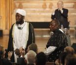 Jacques Chirac à la Sorbonne lors de la remise du premier prix de sa fondation pour la prévention des conflits, le 6/11/09. Ici, deux des trois récompensés : l'imam Muhammad Ashafa et le pasteur James Wuye. 